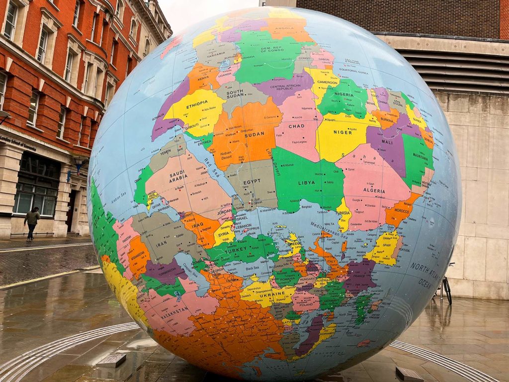 Globe terrestre géant dans une rue